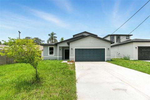 House in Orlando, Florida 4 bedrooms, 173.17 sq.m. № 1845147 - photo 1