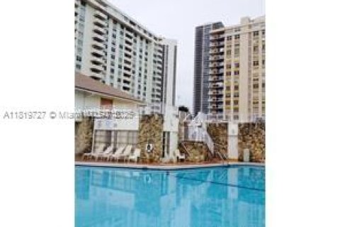 Condo in Hallandale Beach, Florida, 2 bedrooms  № 1937408 - photo 2