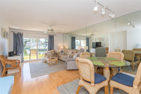Condominio en alquiler en Saint Petersburg, Florida, 2 dormitorios, 99.87 m2 № 2204593 - foto 6