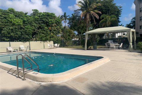 Condo in West Palm Beach, Florida, 2 bedrooms  № 1707333 - photo 14