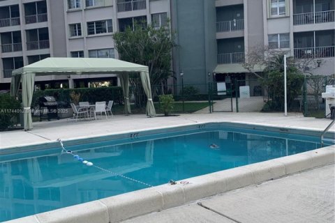 Condo in West Palm Beach, Florida, 2 bedrooms  № 1707333 - photo 1