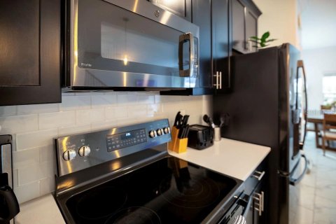 Townhouse in Davenport, Florida 5 bedrooms, 201.32 sq.m. № 1518416 - photo 6