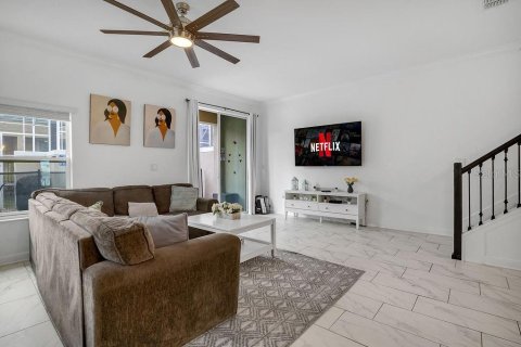 Townhouse in Davenport, Florida 5 bedrooms, 201.32 sq.m. № 1518416 - photo 10