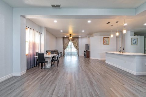 Casa en venta en Kissimmee, Florida, 5 dormitorios, 212.47 m2 № 2209304 - foto 10