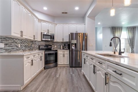 Casa en venta en Kissimmee, Florida, 5 dormitorios, 212.47 m2 № 2209304 - foto 5