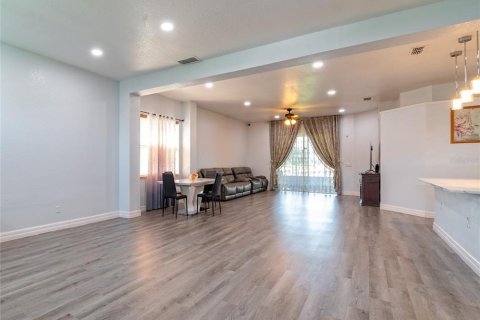 Casa en venta en Kissimmee, Florida, 5 dormitorios, 212.47 m2 № 2209304 - foto 11