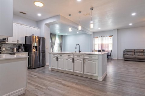 Casa en venta en Kissimmee, Florida, 5 dormitorios, 212.47 m2 № 2209304 - foto 8
