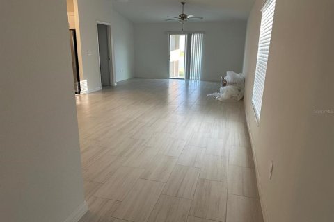 House in San Antonio, Florida 4 bedrooms, 168.15 sq.m. № 1887012 - photo 11