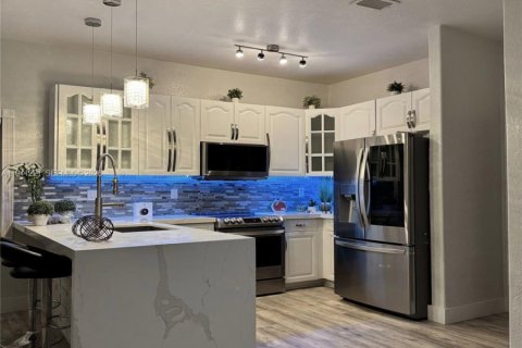 House in Miami, Florida 4 bedrooms, 138.05 sq.m. № 2010597 - photo 9