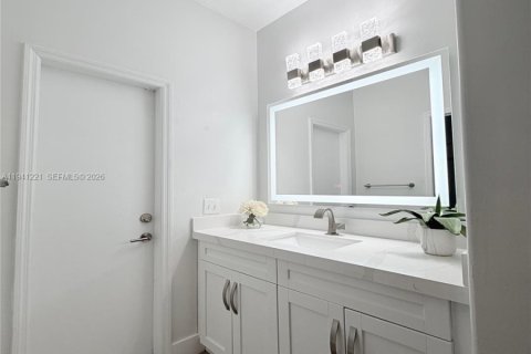 House in Miami, Florida 4 bedrooms, 138.05 sq.m. № 2010597 - photo 14