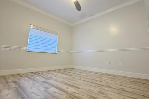 House in Miami, Florida 4 bedrooms, 138.05 sq.m. № 2010597 - photo 23