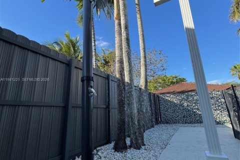 House in Miami, Florida 4 bedrooms, 138.05 sq.m. № 2010597 - photo 6