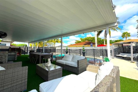 House in Miami, Florida 4 bedrooms, 138.05 sq.m. № 2010597
