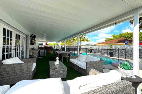 House in Miami, Florida 4 bedrooms, 138.05 sq.m. № 2010597 - photo 4