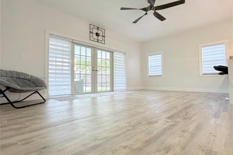 House in Miami, Florida 4 bedrooms, 138.05 sq.m. № 2010597 - photo 18