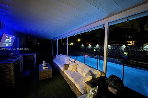 House in Miami, Florida 4 bedrooms, 138.05 sq.m. № 2010597 - photo 8