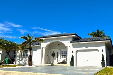 House in Miami, Florida 4 bedrooms, 138.05 sq.m. № 2010597 - photo 2
