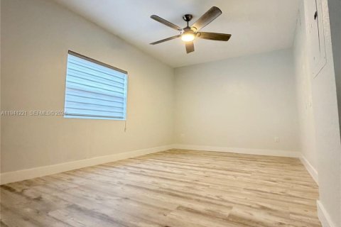 House in Miami, Florida 4 bedrooms, 138.05 sq.m. № 2010597 - photo 25