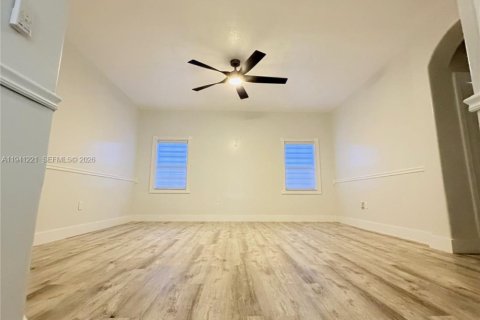 House in Miami, Florida 4 bedrooms, 138.05 sq.m. № 2010597 - photo 19