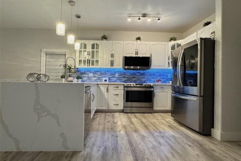 House in Miami, Florida 4 bedrooms, 138.05 sq.m. № 2010597 - photo 10