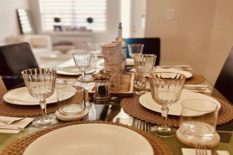 House in Miami, Florida 4 bedrooms, 138.05 sq.m. № 2010597 - photo 27