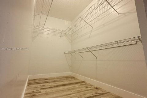 House in Miami, Florida 4 bedrooms, 138.05 sq.m. № 2010597 - photo 20