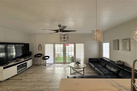House in Miami, Florida 4 bedrooms, 138.05 sq.m. № 2010597 - photo 16