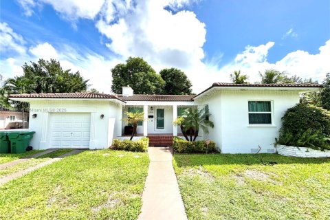 Снять в аренду виллу или дом в Майами, Флорида 3 спальни, 167.22м2, № 1933452 - фото 2