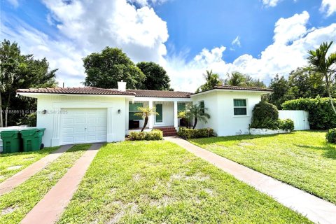 Снять в аренду виллу или дом в Майами, Флорида 3 спальни, 167.22м2, № 1933452 - фото 1