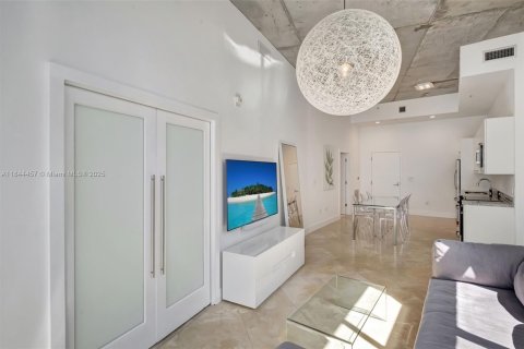 Condominio en Miami Beach, Florida, 1 dormitorio  № 2016140