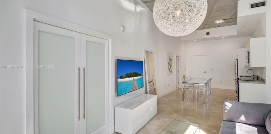Condominio en Miami Beach, Florida, 1 dormitorio  № 2016140