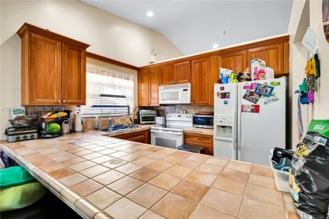 House in Miami, Florida 3 bedrooms, 136.57 sq.m. № 2320550 - photo 17