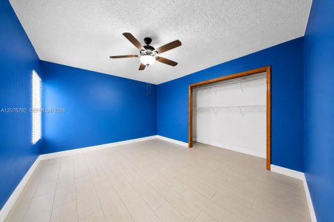 House in Miami, Florida 3 bedrooms, 136.57 sq.m. № 2320550 - photo 8