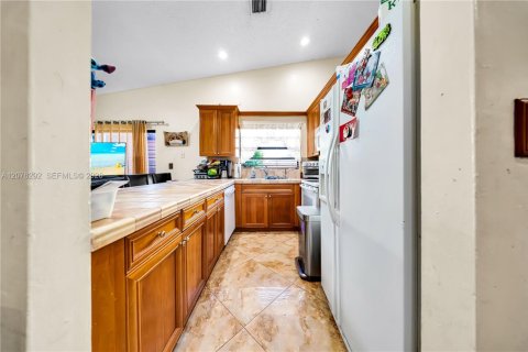 House in Miami, Florida 3 bedrooms, 136.57 sq.m. № 2320550 - photo 16