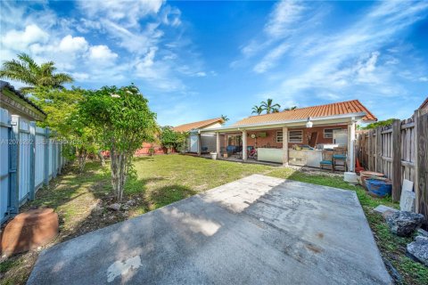 House in Miami, Florida 3 bedrooms, 136.57 sq.m. № 2320550 - photo 23