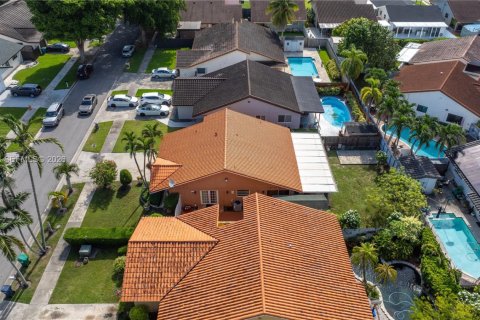 House in Miami, Florida 3 bedrooms, 136.57 sq.m. № 2320550 - photo 30