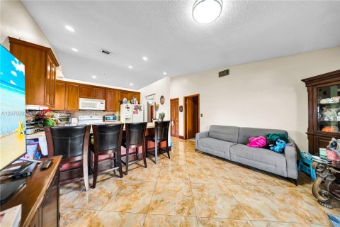House in Miami, Florida 3 bedrooms, 136.57 sq.m. № 2320550 - photo 19