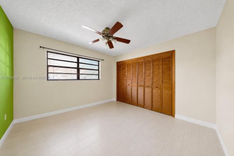 House in Miami, Florida 3 bedrooms, 136.57 sq.m. № 2320550 - photo 12