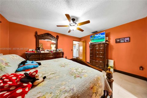 House in Miami, Florida 3 bedrooms, 136.57 sq.m. № 2320550 - photo 14