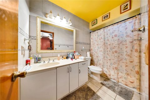 House in Miami, Florida 3 bedrooms, 136.57 sq.m. № 2320550 - photo 10