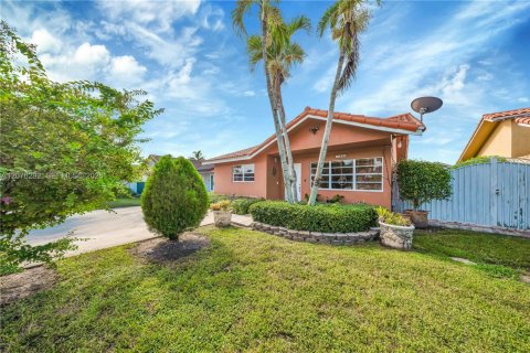 House in Miami, Florida 3 bedrooms, 136.57 sq.m. № 2320550 - photo 2