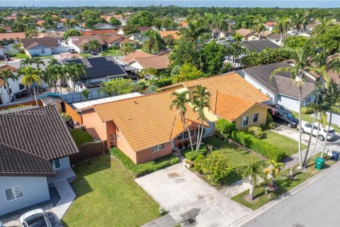 House in Miami, Florida 3 bedrooms, 136.57 sq.m. № 2320550 - photo 28