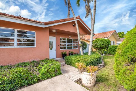 House in Miami, Florida 3 bedrooms, 136.57 sq.m. № 2320550 - photo 4