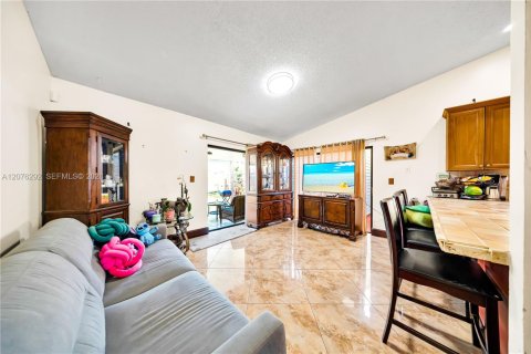 House in Miami, Florida 3 bedrooms, 136.57 sq.m. № 2320550 - photo 18