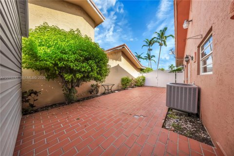 House in Miami, Florida 3 bedrooms, 136.57 sq.m. № 2320550 - photo 24