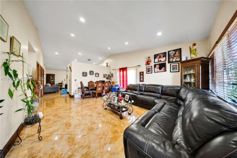 House in Miami, Florida 3 bedrooms, 136.57 sq.m. № 2320550 - photo 5