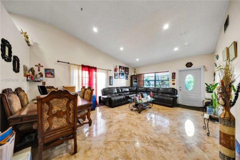 House in Miami, Florida 3 bedrooms, 136.57 sq.m. № 2320550 - photo 6