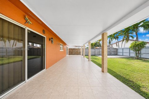 House in Miami, Florida 3 bedrooms, 136.57 sq.m. № 2320550 - photo 21