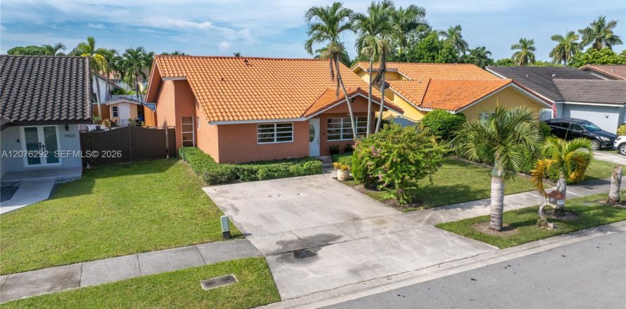 House in Miami, Florida 3 bedrooms, 136.57 sq.m. № 2320550