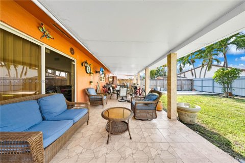 House in Miami, Florida 3 bedrooms, 136.57 sq.m. № 2320550 - photo 20